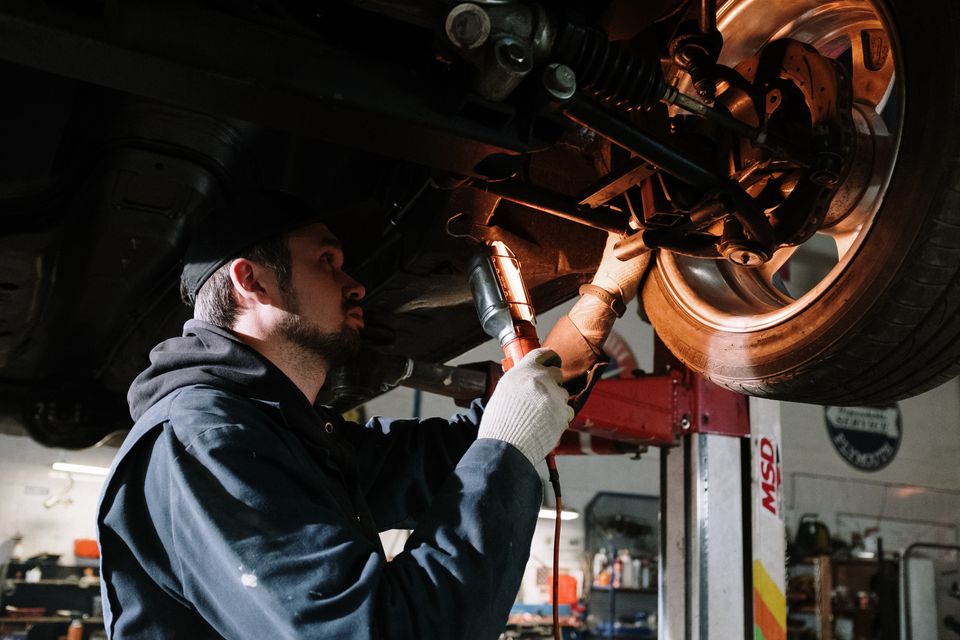 Lavoro sotto l'auto sul ponte